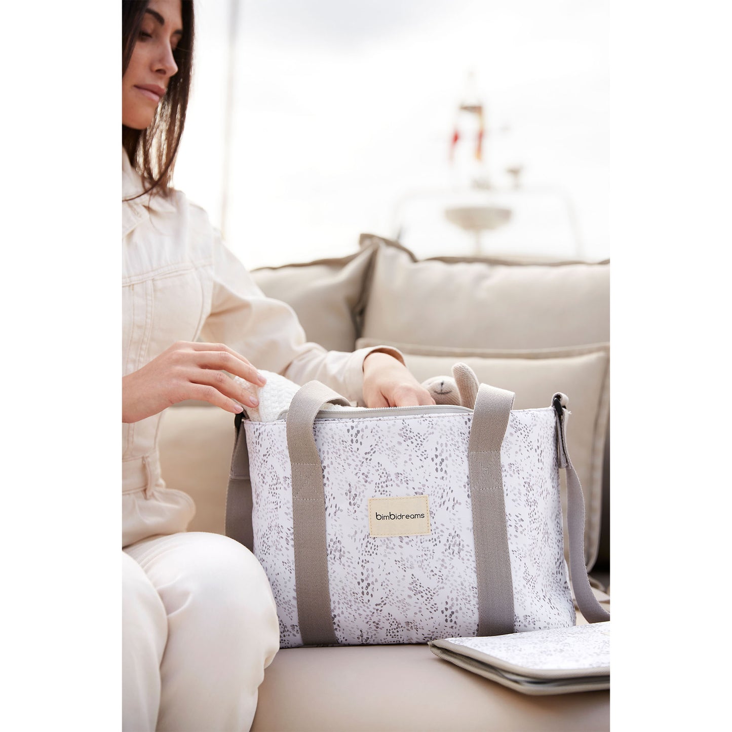 Pañalera Crossbody con cambiador Dots Blanco/Lino 37x24x13 bimbidreams ropa para bebé niño niña accesorios gnomo kids bogotá colombia