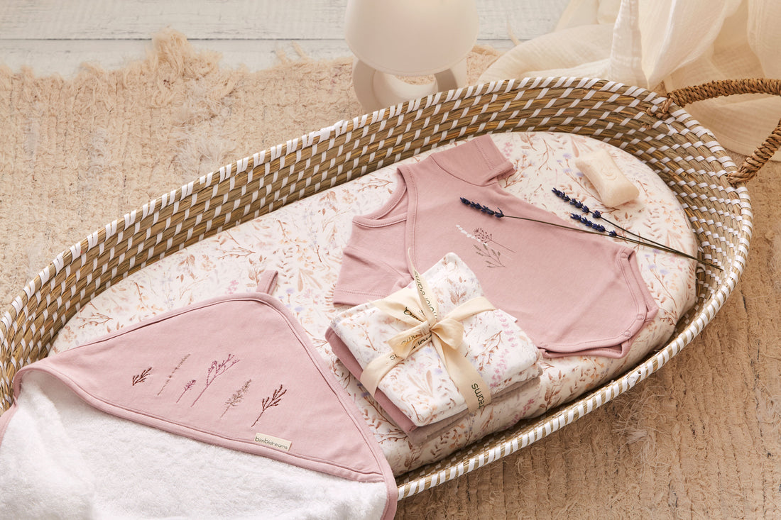 Cómo lavar ropa de bebé recién nacido para mantener su suavidad natural